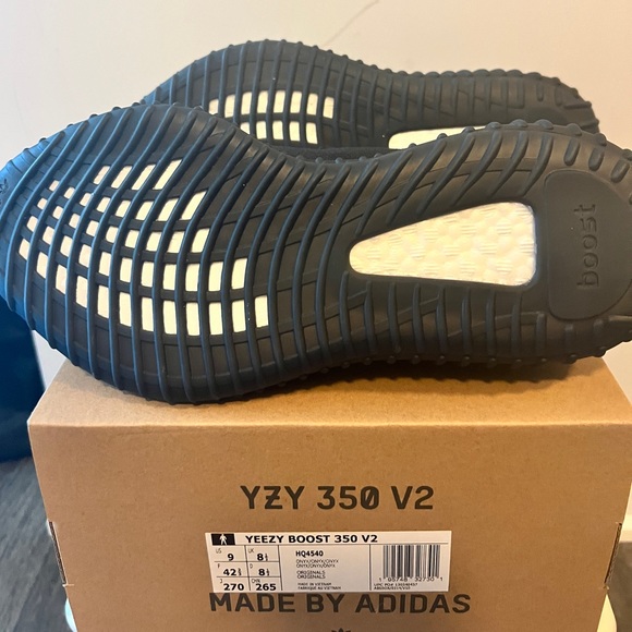 YEEZY 350 V2 ONYX - Picture 2 of 5